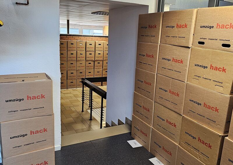 Sortierter Aktenumzug mit beschrifteten Umzugskartons von Umzüge Hack