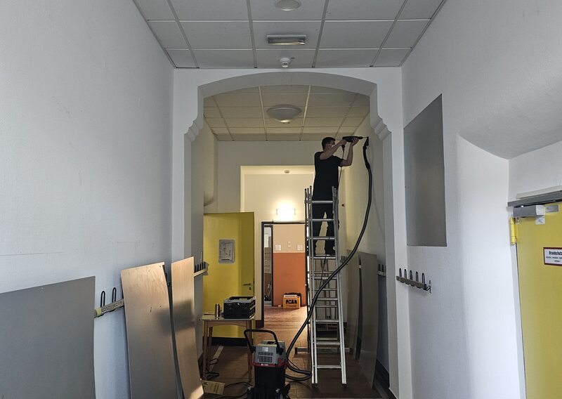 Montagearbeiten beim Umzug in einem Schulgebäude
