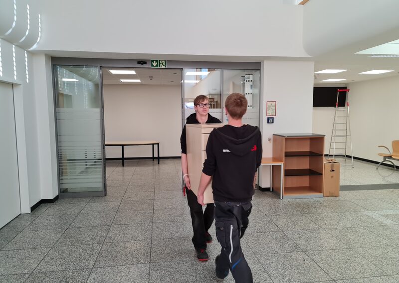 Möbeltransport in einem Verwaltungsgebäude