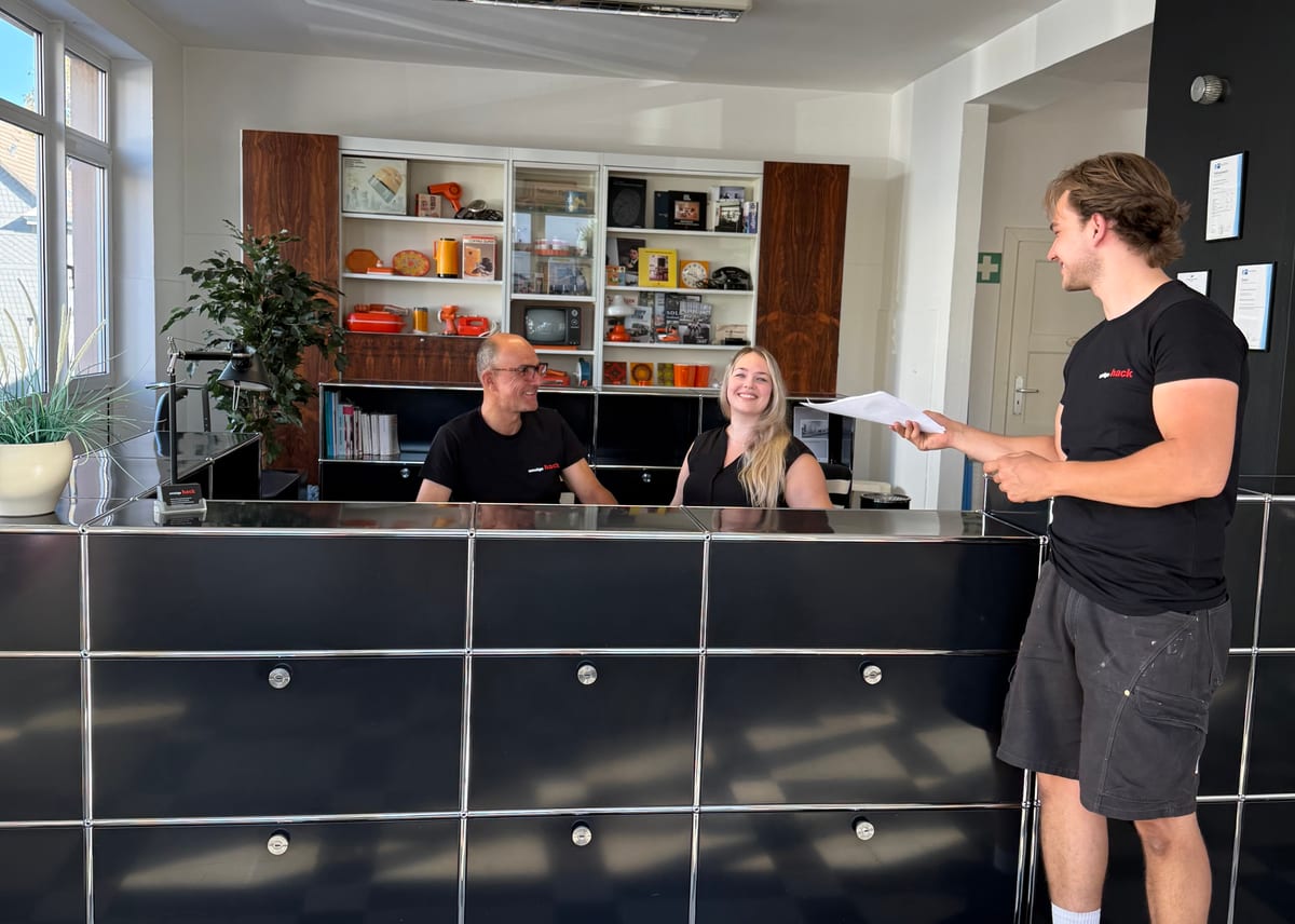 Oliver Hack, Karina Breidenbach und Timo Hack im Solinger Büro